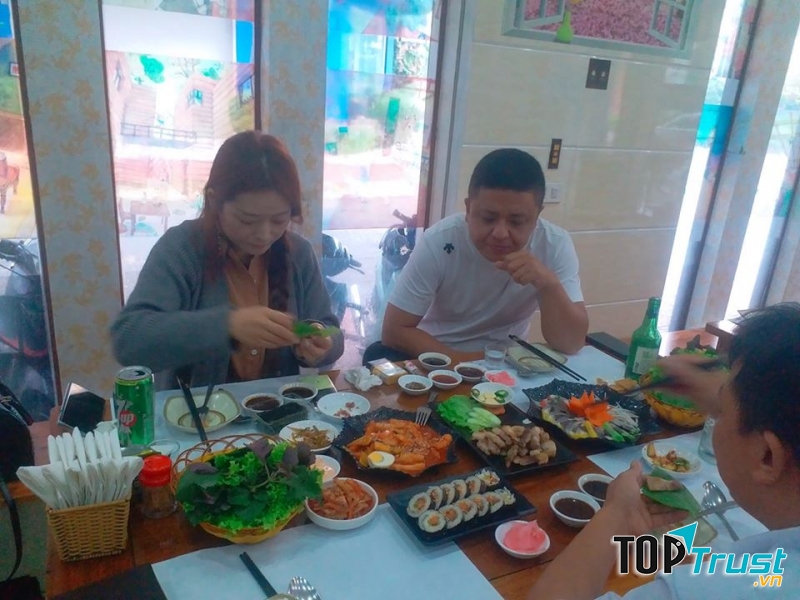 Thỉnh thoảng, nhớ nhà, khách Hàn Quốc lại ghé quán để tìm hương vị quê hương