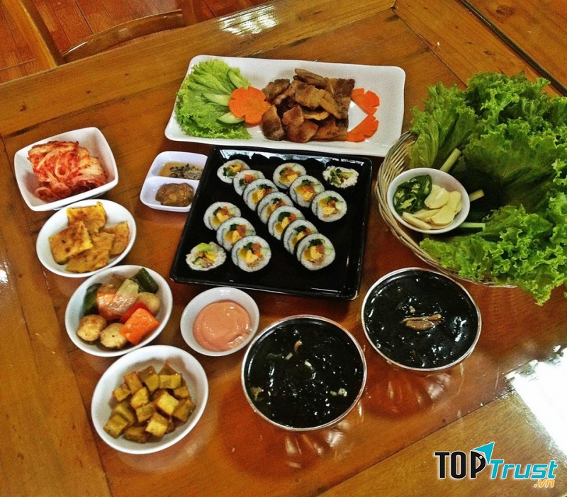 Combo cơm cuộn rong biển, dưa kim chi,..