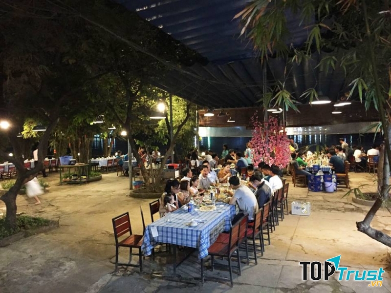 Không gian rộng rãi, thoáng mát tại Ẩm thực Sông