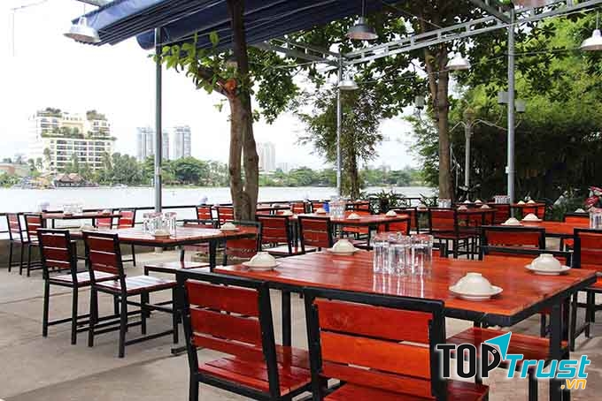 Không gian rộng rãi, thoáng mát tại Ẩm thực Sông