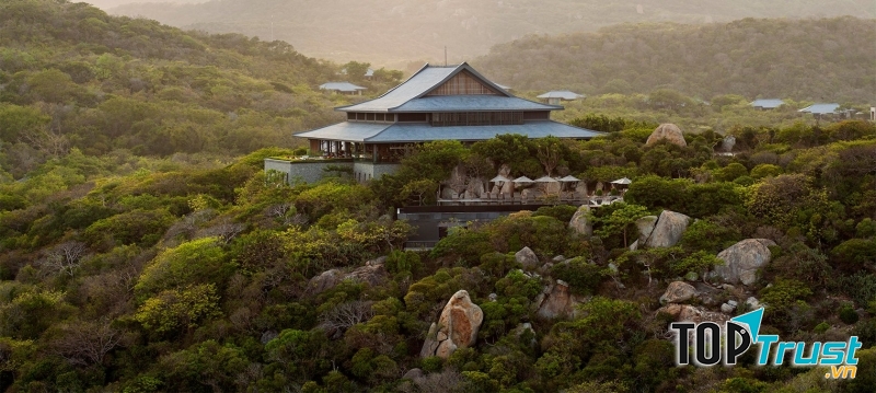 Amanoi Resort nằm hòa hợp với thiên nhiên hùng vĩ