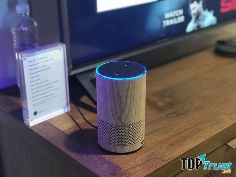 Loa thông minh Amazon Echo thế hệ hai với thiết kế nhỏ gọn.