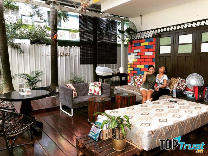 Love Guesthouse là một tòa nhà màu vàng khá dễ tìm, ngoài các phòng ở các tầng thì homestay còn có 2 giường đơn trên gác mái có thể đi lên bằng thang gồm 1 giường đơn, 1 giường cỡ Queen ở tầng đầu tiên.