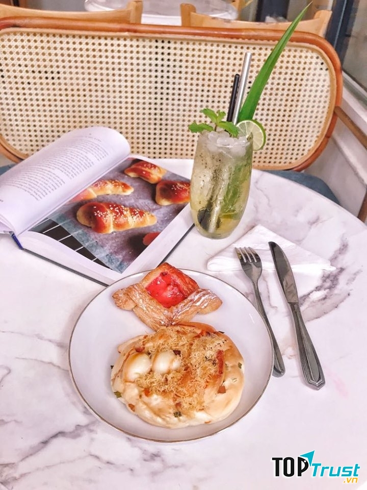 Thưởng thức bánh cùng thức uống tại Amia có thể sẽ là một trong những điều hay ho để bạn đổi gió cho buổi hẹn hò của mình đấy.﻿
