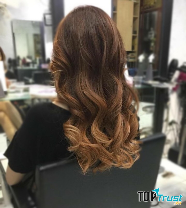 Mẫu tóc dài uốn xoăn nhuộm Ombre nâu khói của tiệm