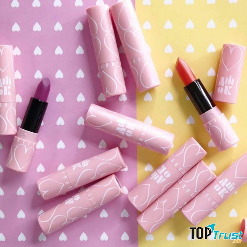Amok Luxury Lovefit Lipstick sẽ là vô cùng hợp cạ với những cô nàng bánh bèo luôn yêu thích đồ cute