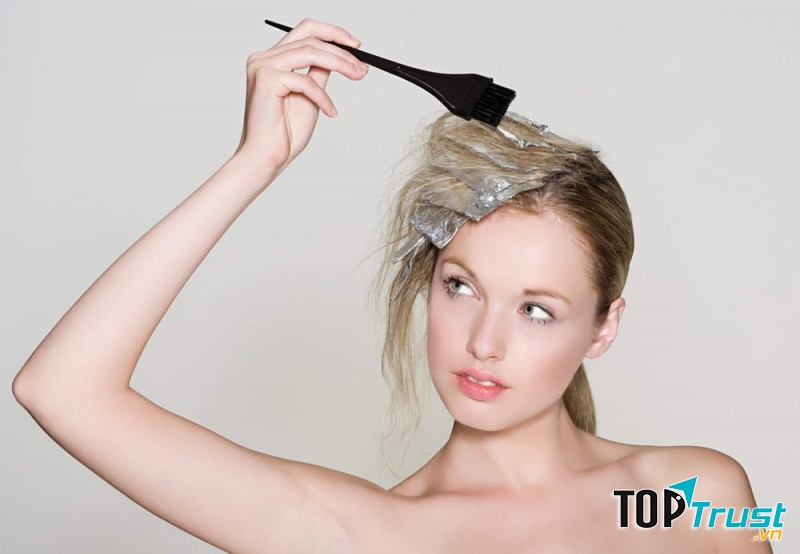 Trong quá trình mang thai bà mẹ không nên nhuộm tóc quá nhiều lần