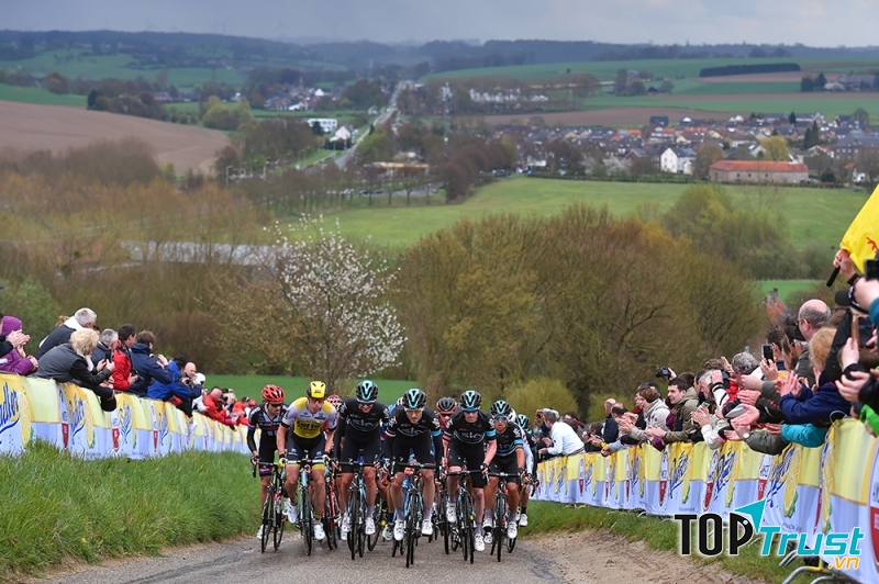 Địa hình dốc khiến các cua rơ rất vất vả