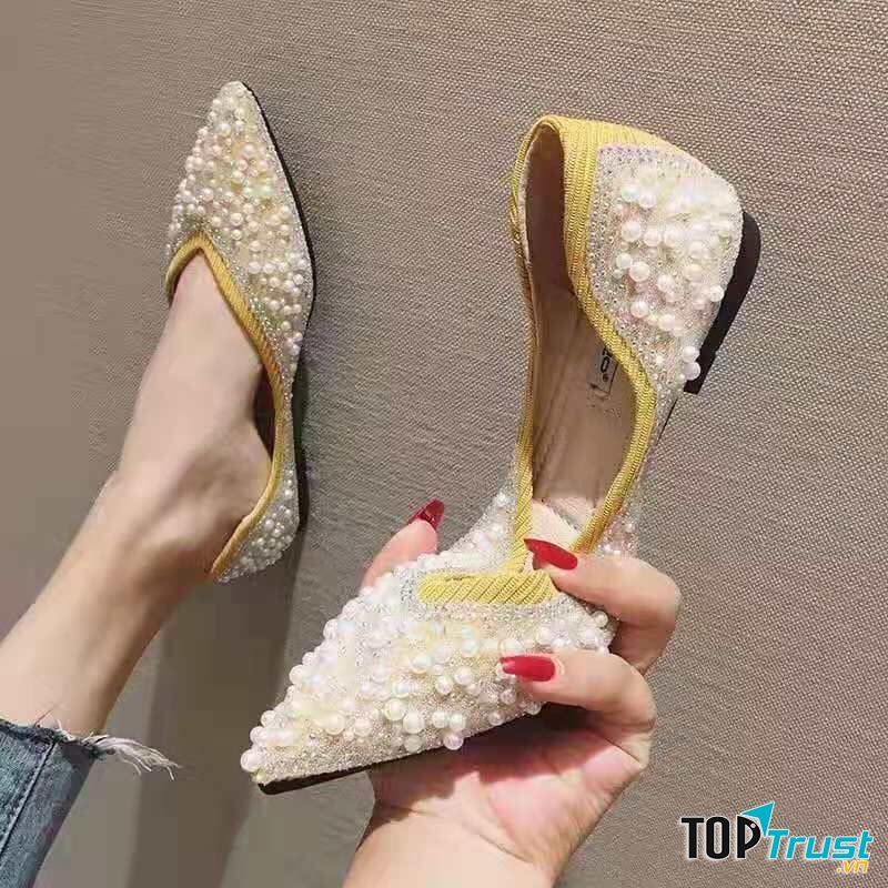Một mẫu giày gây thương nhớ cho bao nàng