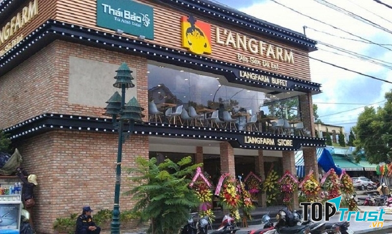 Bên ngoài quán