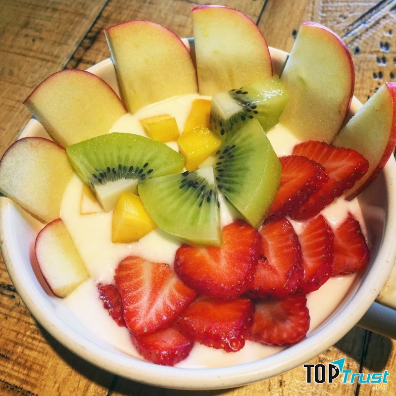 Sữa chua hoa quả là một trong những món must try của quán