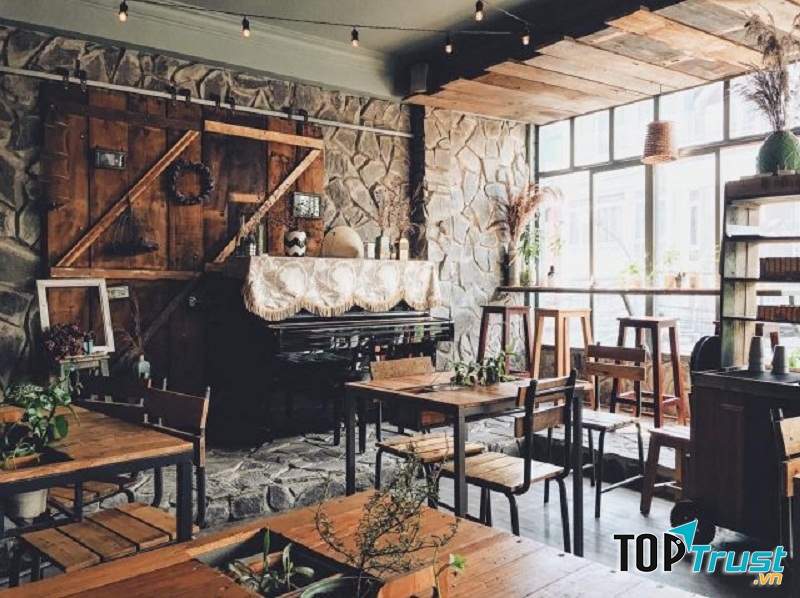 Rau được trồng ngay trên bàn để bạn có thể thưởng thức rau sạch ngay nếu muốn.