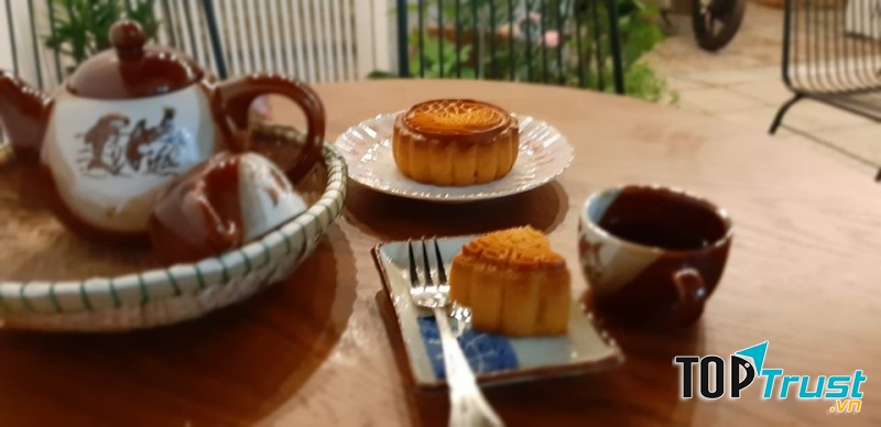 Phần vỏ giòn rụm bên ngoài được nướng chín đúng độ, kết hợp với lớp nhân béo ngậy bên trong tạo nên hương vị tuyệt vời