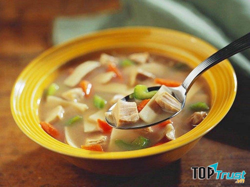 Bắt đầu bữa ăn bằng bát súp nóng hổi sẽ giúp bạn cảm thấy nhanh chóng no bụng