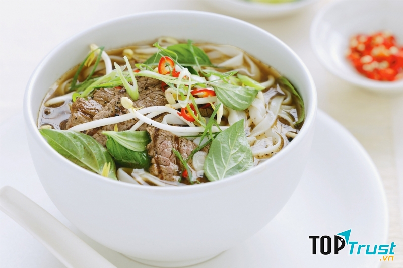 Có món ăn nào lại khiến bạn mê mẩn hơn là một bát phở với nước dùng còn nóng rẫy, thơm phức mùi xương ninh đây