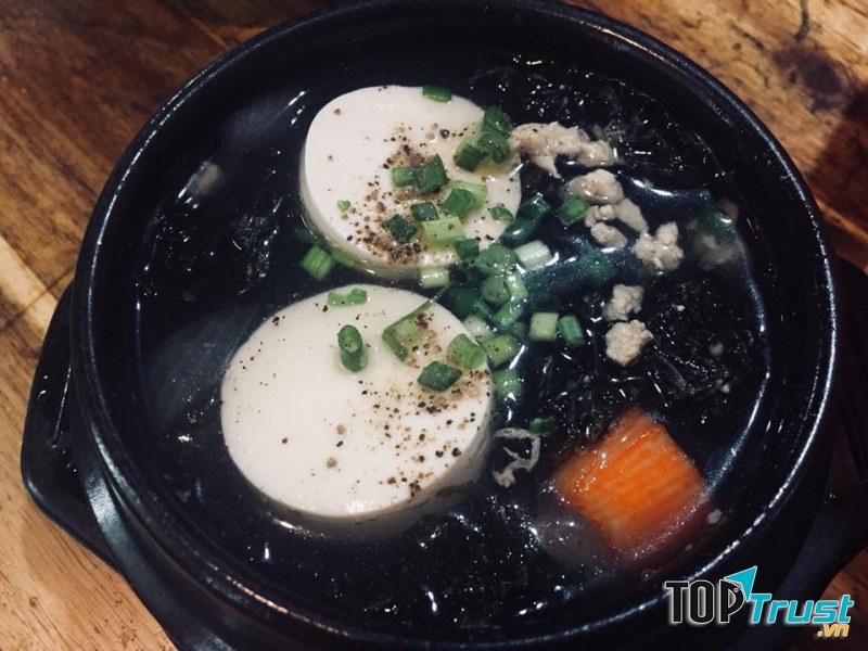 Menu của quán rất đa dạng chủ yếu là món ăn Hàn như gimbap, tekbokki, cơm trộn…