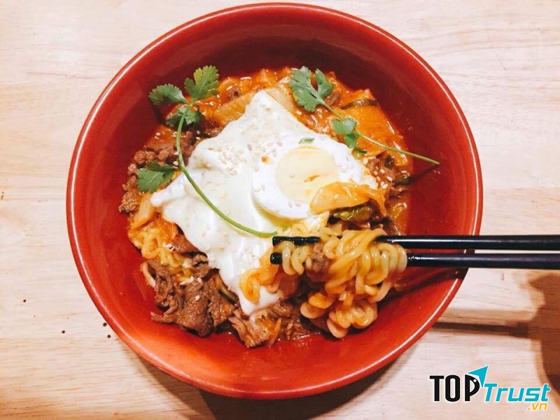 Với tiêu chí đảm bảo chất lượng trên từng món ăn, tất cả nguyên liệu của quán đều được lựa chọn kĩ lưỡng, ngon tươi và sạch.