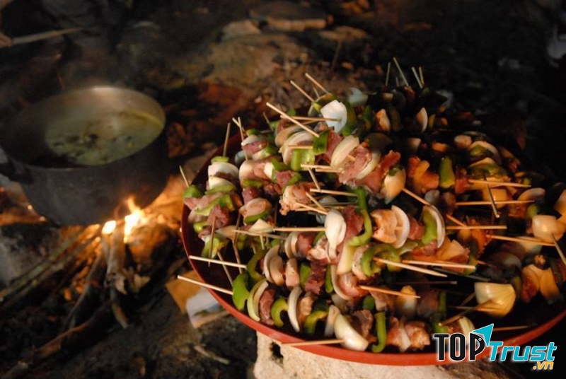 Món nướng luôn là sự lựa chọn của nhiều du khách khi đến Thác Mai.