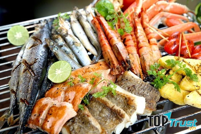 Các bạn có thể mua hải sản về tự chế biến hoặc nhờ người dân ở homestay chế biến và thưởng thức cùng họ