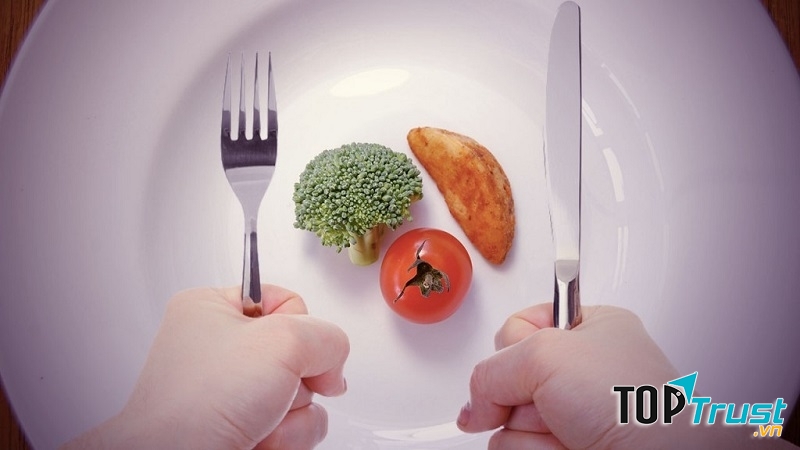 Ăn quá ít sẽ khiến cơ thể thiếu dinh dưỡng và luôn thèm ăn