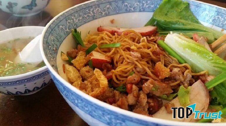 Bát mỳ đầy ắp với vô vàn hương vị hấp dẫn