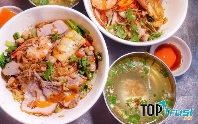 Miếng thịt xá xíu đỏ au, bên giữa có nhân trứng muối, chỉ nhìn thôi đã cực hấp dẫn.