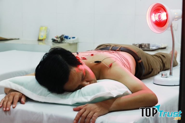 Châm cứu bấm huyệt điều trị mất ngủ và đau mỏi vai gáy