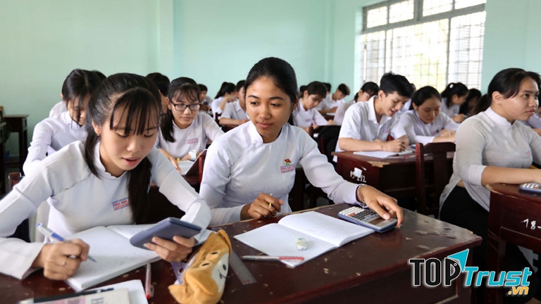 Trang phục lịch sự, kín đáo
