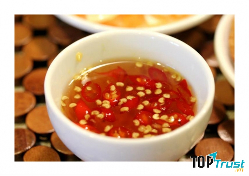 Người Việt thường dùng quá nhiều nước chấm cho bữa ăn của mình