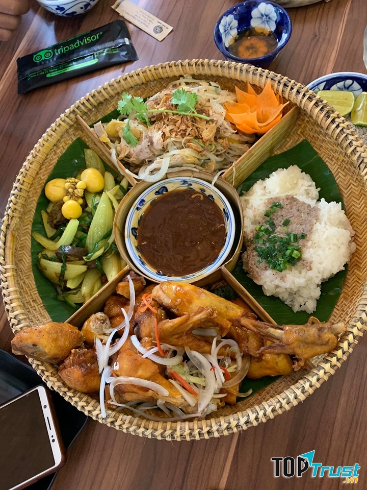 Nhà hàng mang đến một thực đơn phong phú gắn liền với ẩm thực miền Trung để những đứa con xa xứ mỗi khi thấy nhớ, thấy thèm lại tìm đến để được tìm lại chút hương vị thân quen của quê nhà