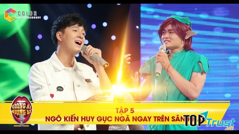 Hình ảnh An Nguyên cùng Ngô Kiến Huy trên sân khấu