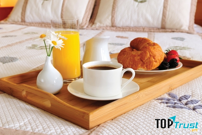 Ăn nhẹ trước khi nhập tiệc