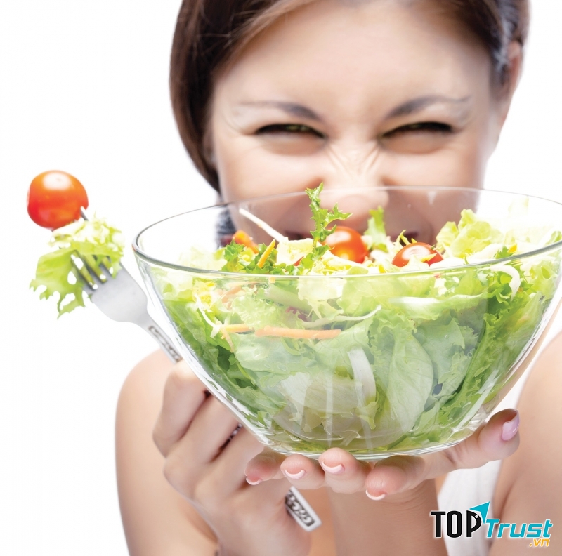 Để giảm bớt lượng mỡ thừa nơi cánh tay, bạn cần hạn chế các chất đạm và béo quá nhiều, chuyển qua bổ sung chất xơ và vitamin trong các loại rau củ, trái cây.