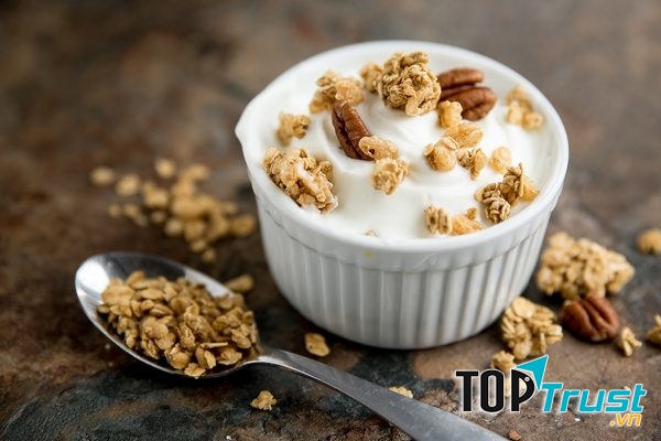 Nên lưu ý chọn sữa chua loại tách béo, đường