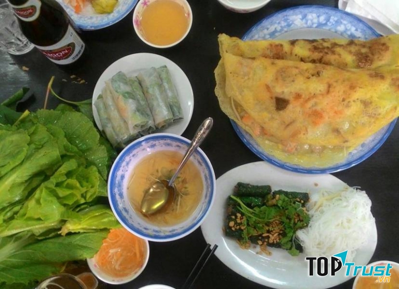 Bánh xèo An Thi Huế phải cuộn rau sống chấm mắm chua chua ngọt ngọt thì mới ngon đúng chuẩn.