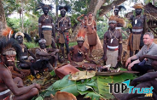 Rợn người với tục ăn tro cốt người chết của bộ tộc Yanomami