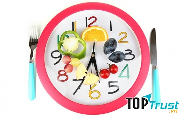 Cố gắng giữ thói quen giờ giấc ăn uống như ngày thường để duy trì cơ thể khỏe mạnh
