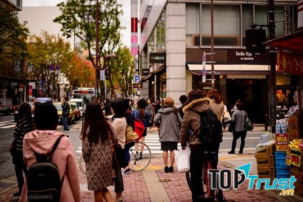 Không nên vừa đi bộ vừa ăn