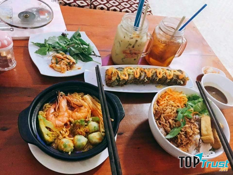 Đến với Ăn vặt Huỳnh Thương, thực khách sẽ được thưởng thức món mì cay hấp dẫn, thơm nồng chuẩn vị Hàn Quốc, nhưng được chế biến nêm nếm rất phù hợp với khẩu vị người Việt