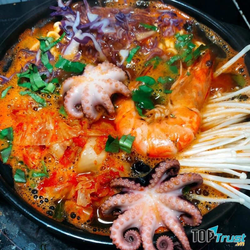 Nguyên liệu của mì cay được chuẩn bị kỹ lưỡng, tươi ngon, đảm bảo chất lượng, nước dùng pha chế rất vừa miệng