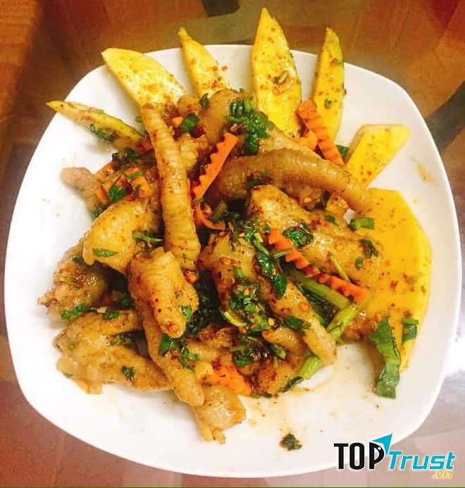 Chân gà xả tắc của quán rất được ưa thích