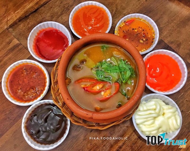 Phá lấu ở đây rất ngon, được nấu trong thố nhỏ nên giữ được độ nóng, nước có vị cay, ngọt chấm với bánh mì ăn hòa quyện vị đậm đà, hấp dẫn