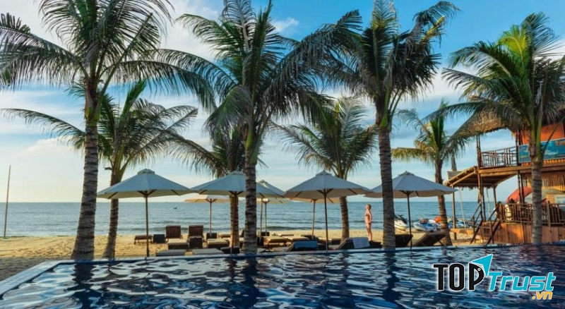 Khu vực bể bơi ngay gần biển.