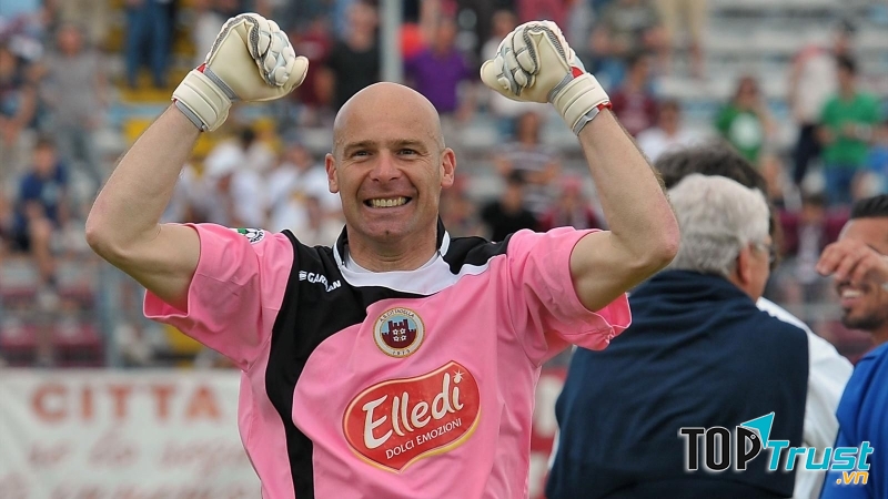 Andrea Pierobon thủ thành nhiều tuổi nhất từng thi đấu tại giải vô địch quốc gia Italia