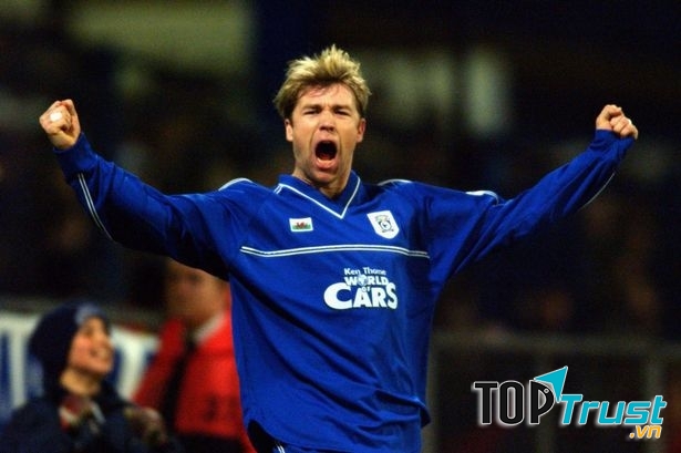 Andy Legg nổi tiếng với những cú ném biên sấm sét