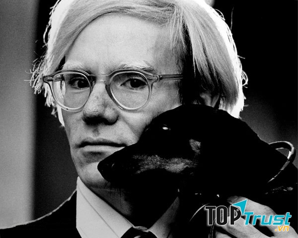 Họa sĩ Andy Warhol - một người họa sĩ đa tài, ngoài vẽ ra, ông còn làm phim và viết sách