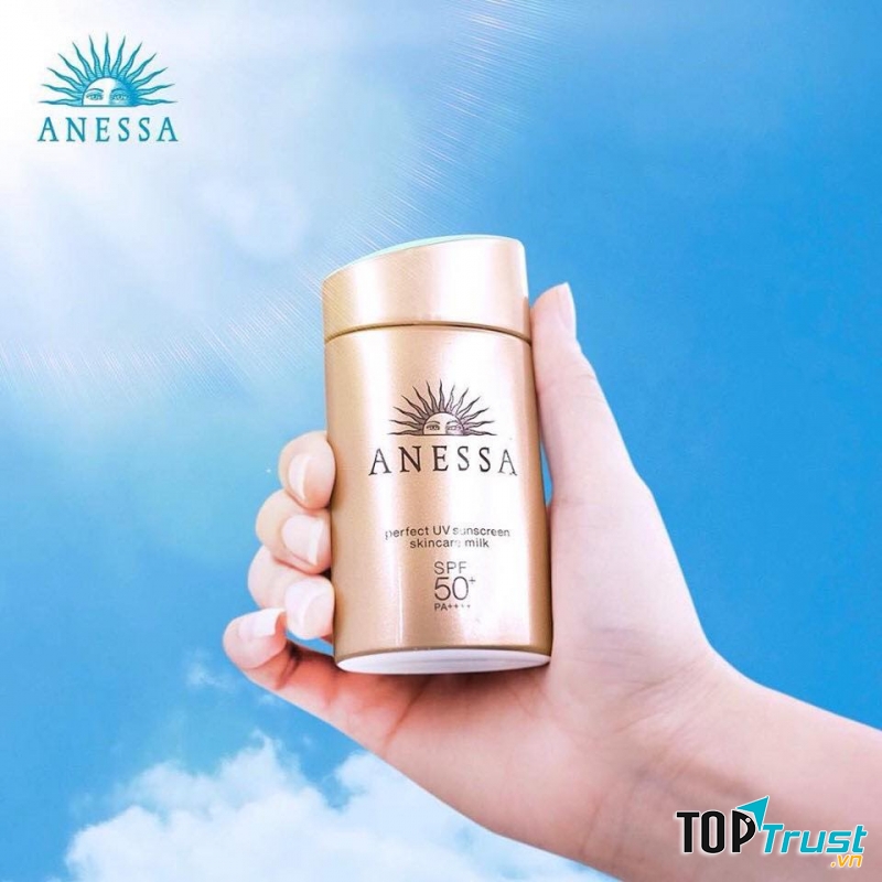 Anessa ﻿Perfect  giúp màng lọc UV đồng đều và mạnh mẽ hơn khi tiếp xúc với nước hay mồ hôi.