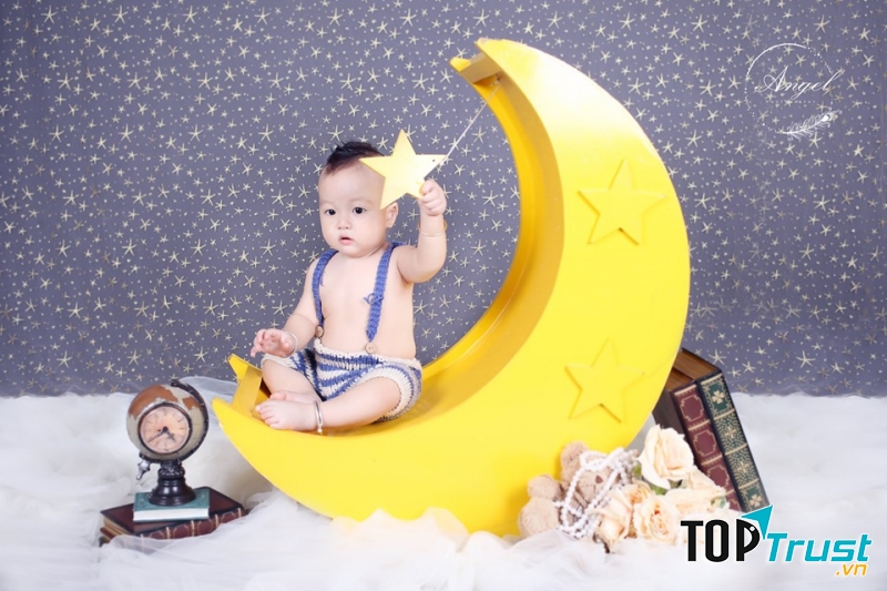 Bé làm bạn cùng trăng