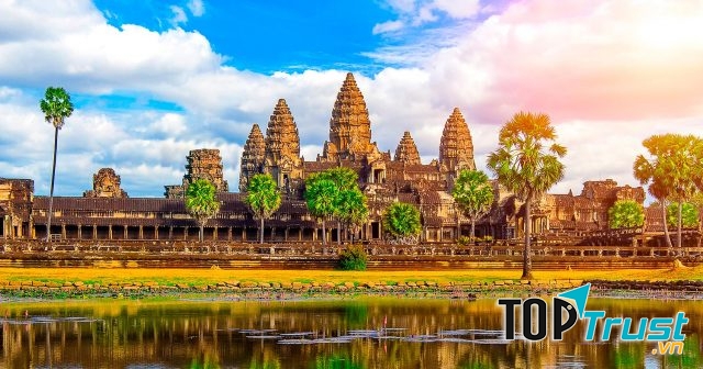 Di tích Angkor Wat nhìn từ xa.