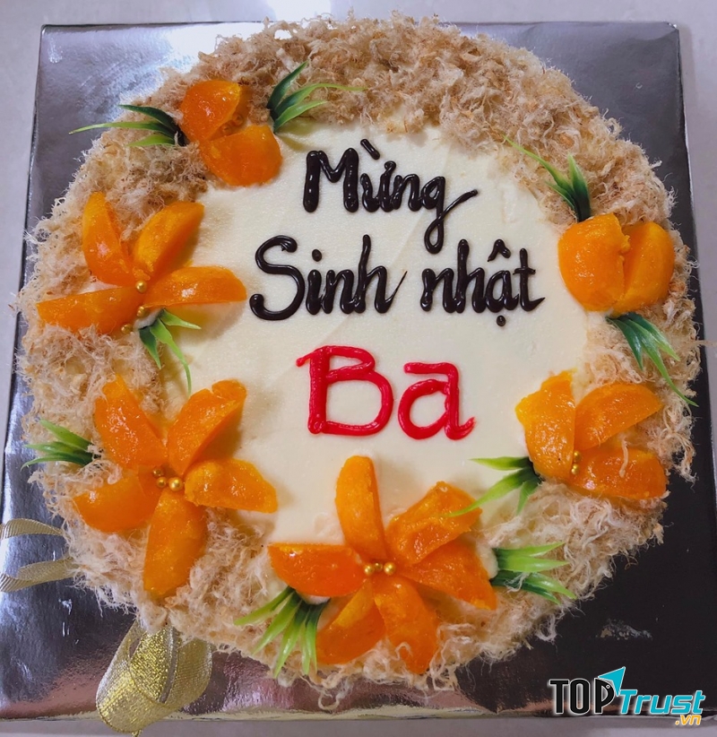Một chiếc bánh bông lan trứng muối được trang trí khéo léo